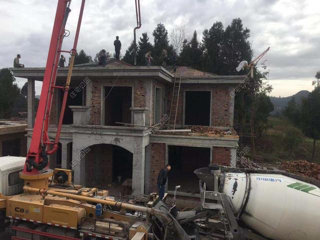 四川小伙回农村盖房子开工两天手掌全磨破感叹建房难