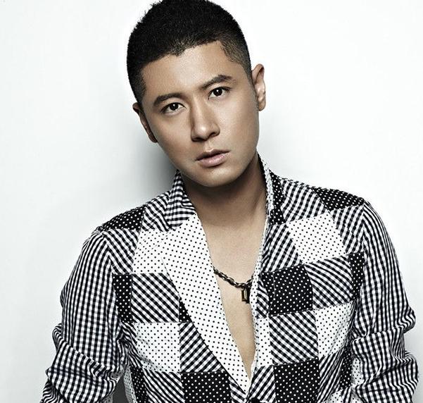 参观任重住的豪宅,餐桌上食物偏西化了,生活质量很高