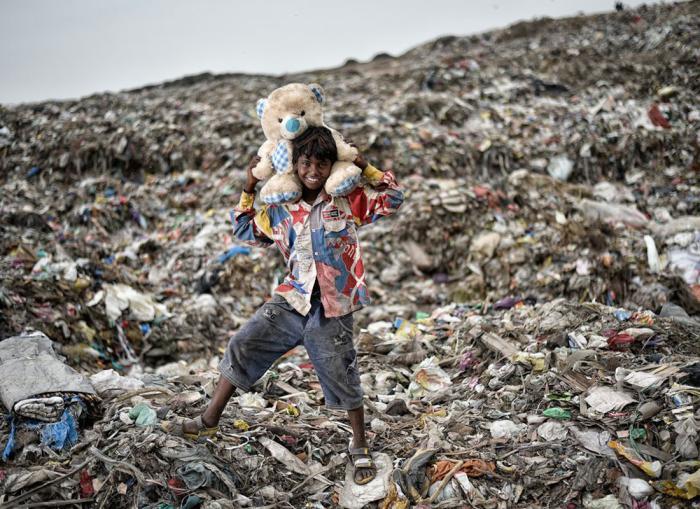 世界上最脏的首都,2500万人口,堆出17层楼高垃圾山,恶臭不断