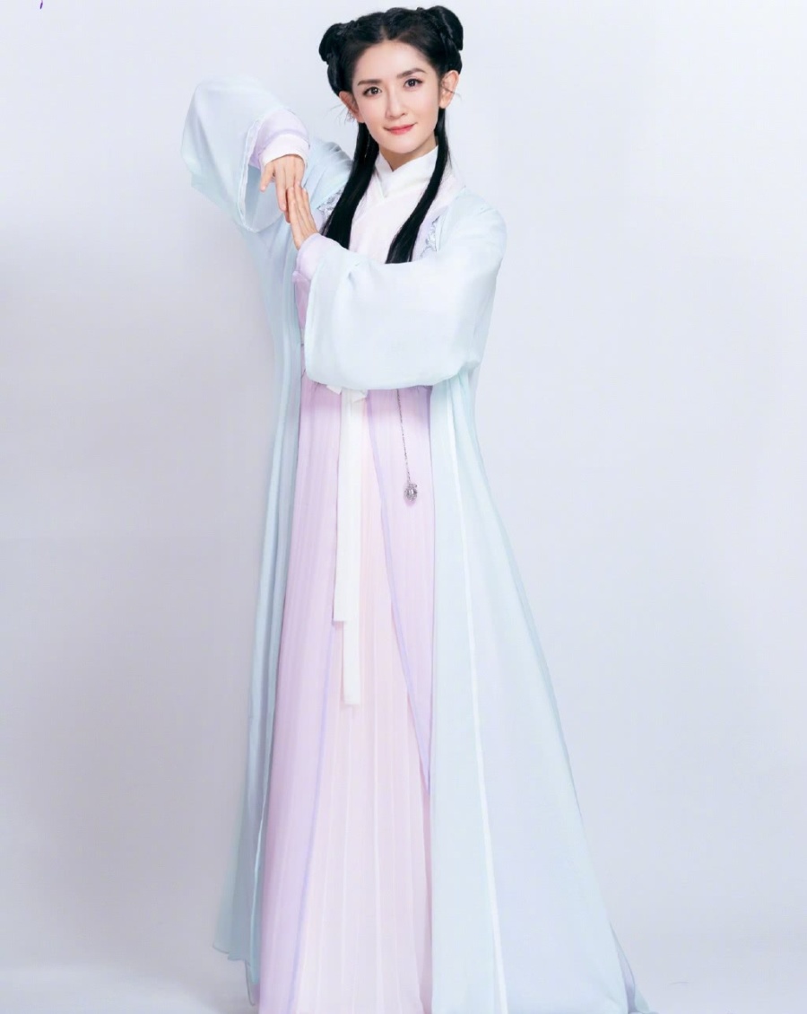 还真的会以为谢娜接演了《花千骨》第二部,定妆照中,谢娜的古装戏服