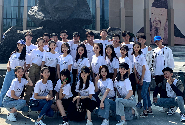 北电最新合影曝光关晓彤吴磊都穿校服王俊凯为什么不早说