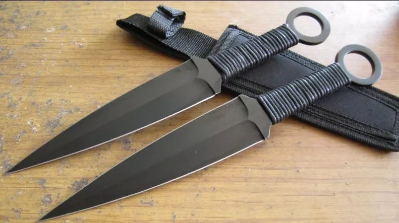 飞刀是冷兵器中最考验动作的,没有两把刷子,很难玩的起来