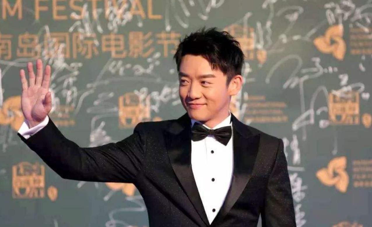 有种“签名”叫吴京,人家都往签名墙上签,他却签在柱子上|吴京|签名|柱子_新浪新闻