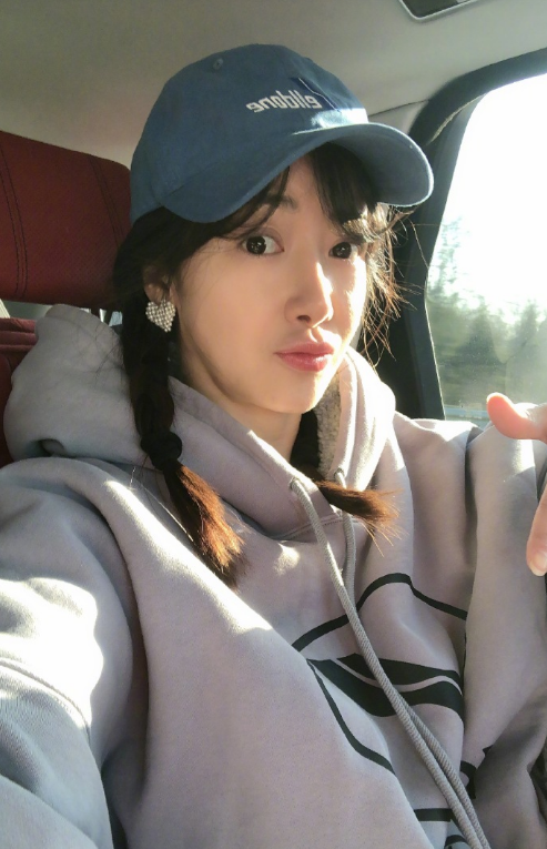 41岁陈紫函晒出游玩照,对着镜头嘟嘴卖萌,戴爱心耳环少女感十足