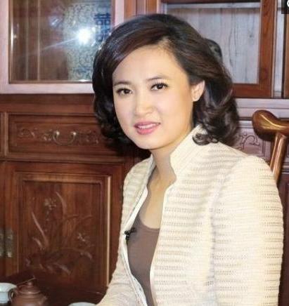 桑晨拥有一张美丽的脸庞,笑起来特别的甜美,气质也非常出众,不管是