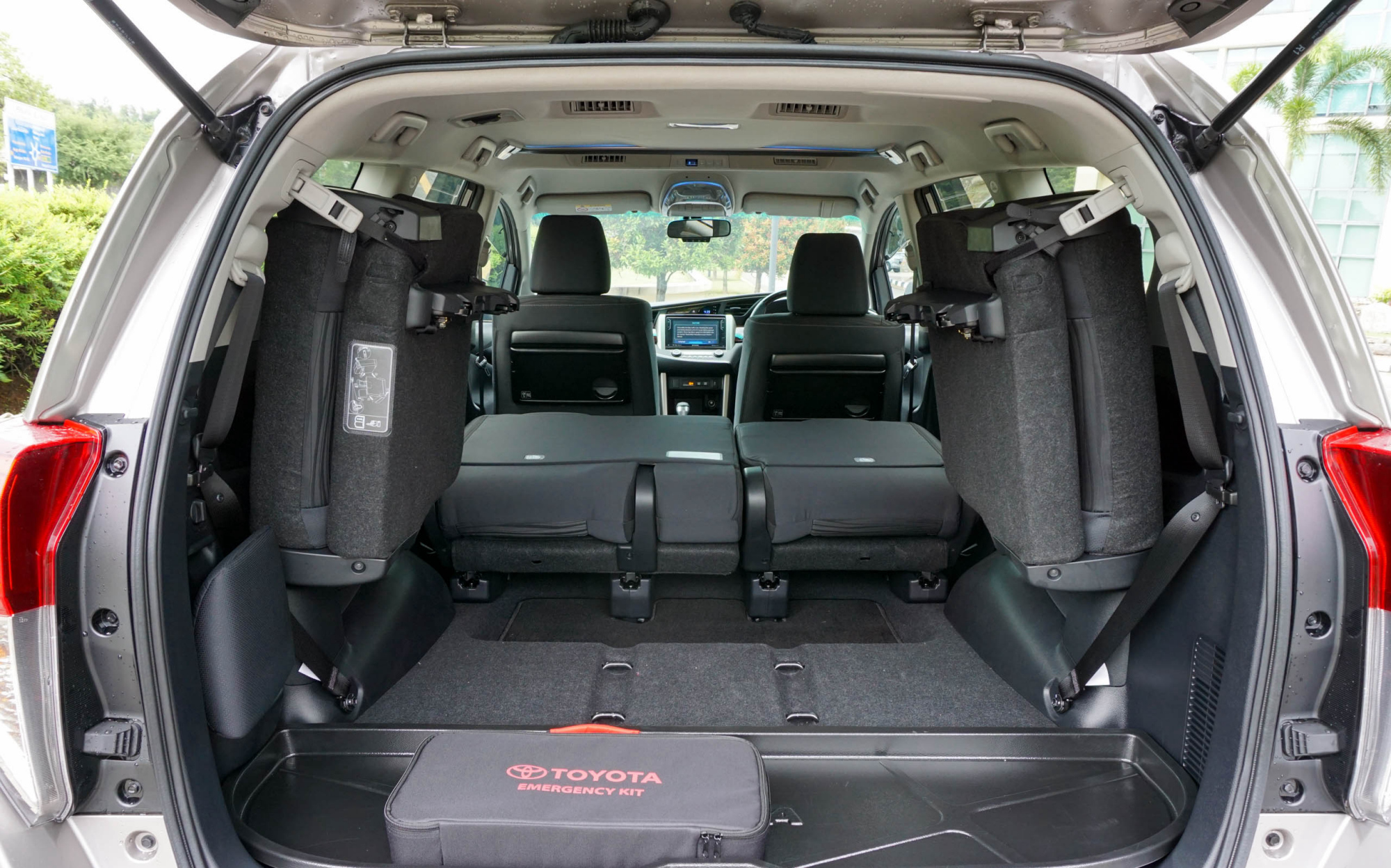 海外试驾丰田innova综合感受还算可以