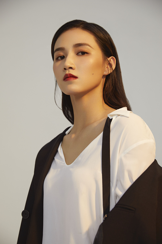 周开开西装大片a气十足 妆容精致利落有型