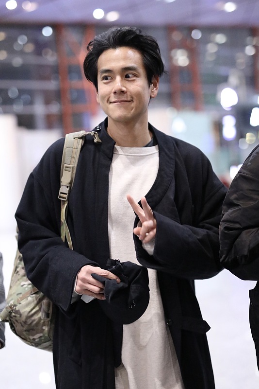 彭于晏穿风衣梳大背头亮相 37岁仍旧少年 对镜微笑又帅又奶