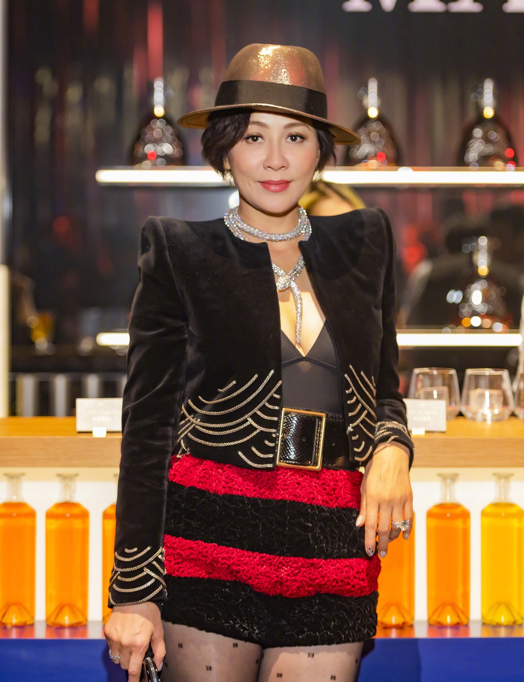 刘嘉玲越老越会玩,前穿深v刺绣贵气逼人,后配灵蛇黑丝大秀美腿