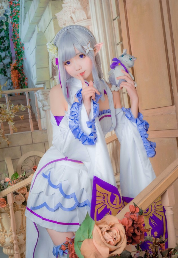 小萝莉cos艾米莉亚,本以为很假看到全身照"液体袜"绝了