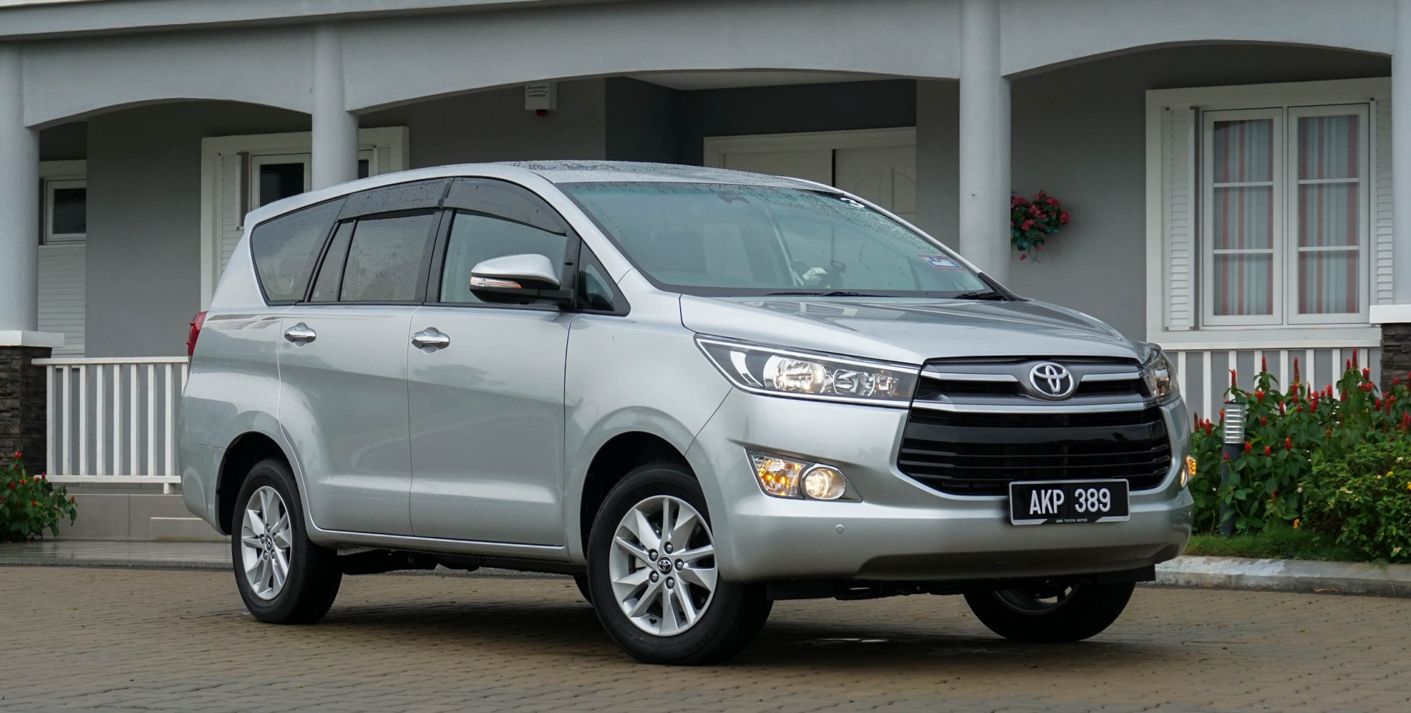 海外试驾丰田innova综合感受还算可以