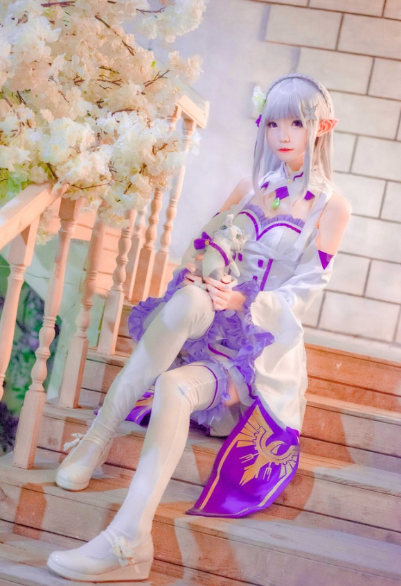 小萝莉cos艾米莉亚,本以为很假看到全身照"液体袜"绝了