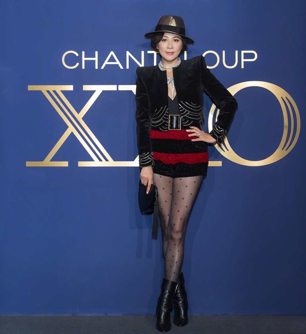 刘嘉玲越老越会玩,前穿深v刺绣贵气逼人,后配灵蛇黑丝大秀美腿