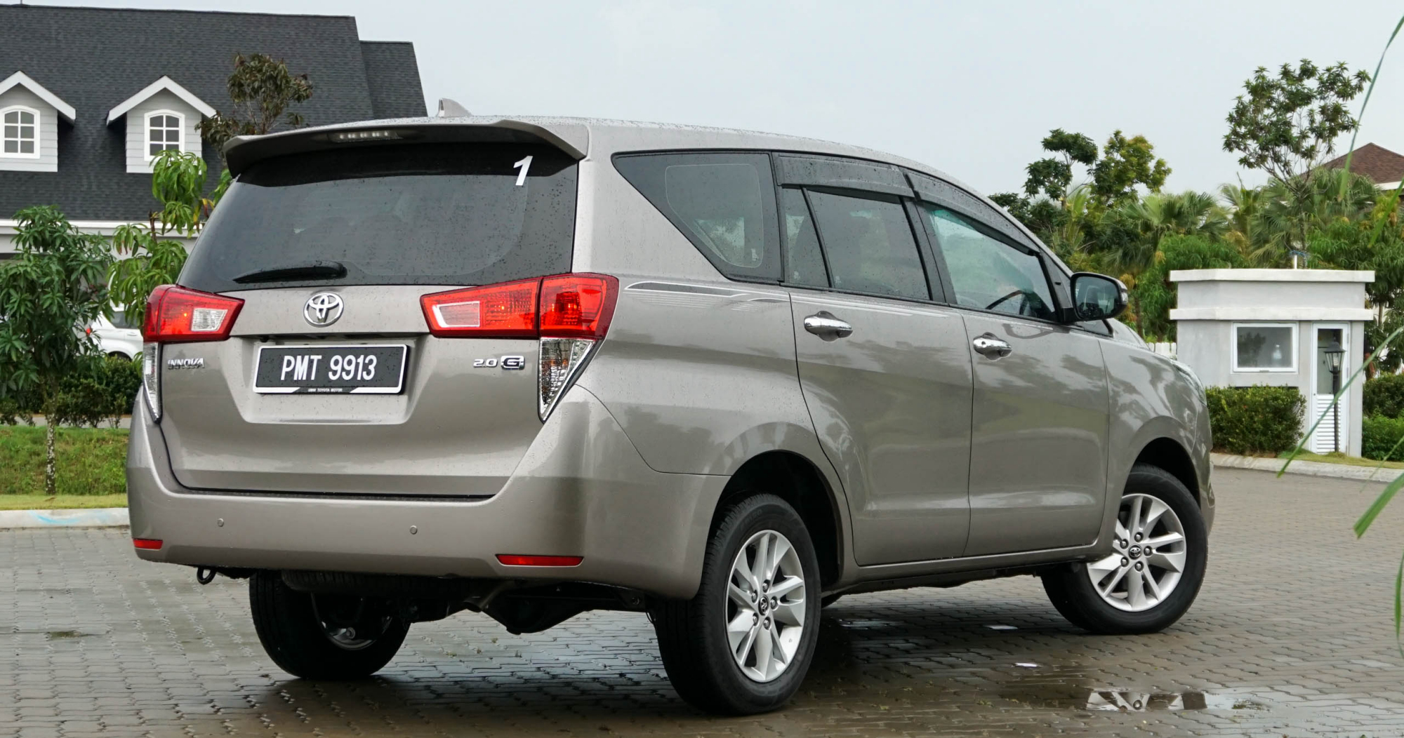 海外试驾丰田innova综合感受还算可以