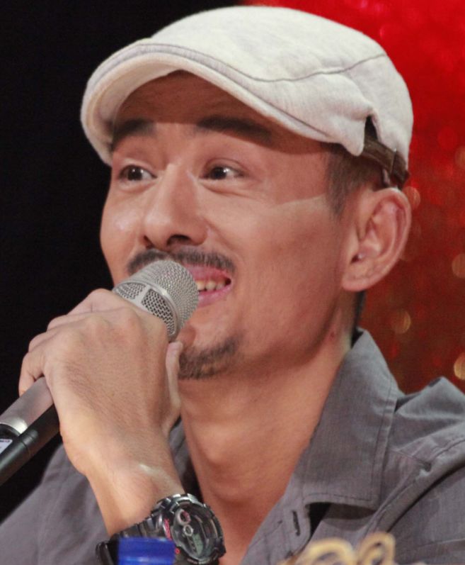 阿宝当初登上舞台的时候也表示自己来自一个小山村,一件老羊皮褂子登