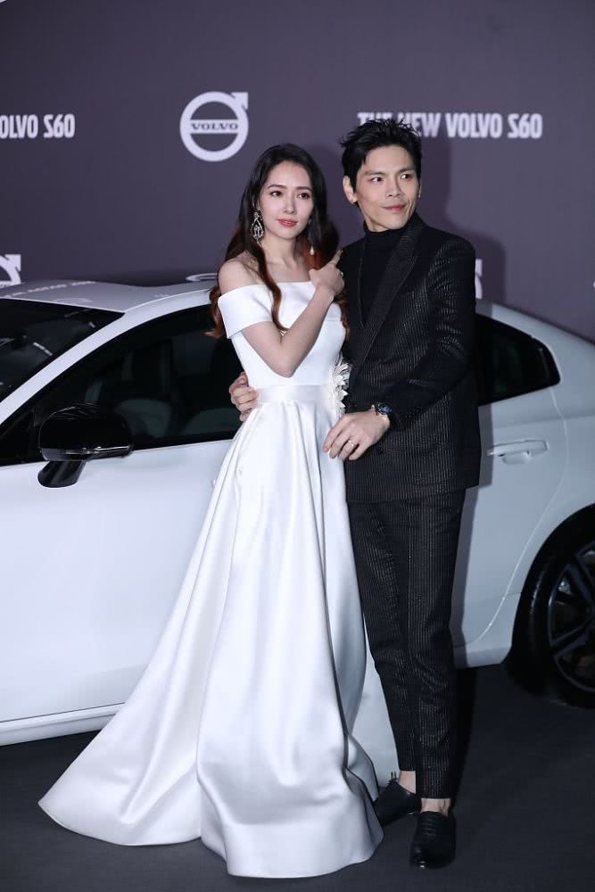 郭碧婷与丈夫出席活动,穿一字肩白裙清新优雅,挑染红发太吸睛了