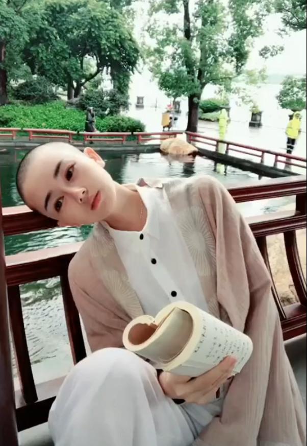 光头姑娘长相甜美,像没有头发的迪丽热巴,被大家称为最美尼姑
