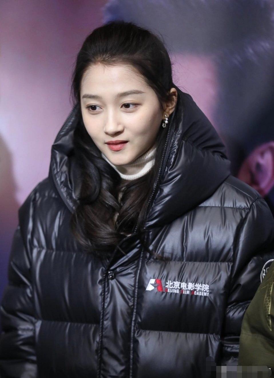 王俊凯吴磊关晓彤罕见同框,穿北电校服参加活动,生图颜值太能打