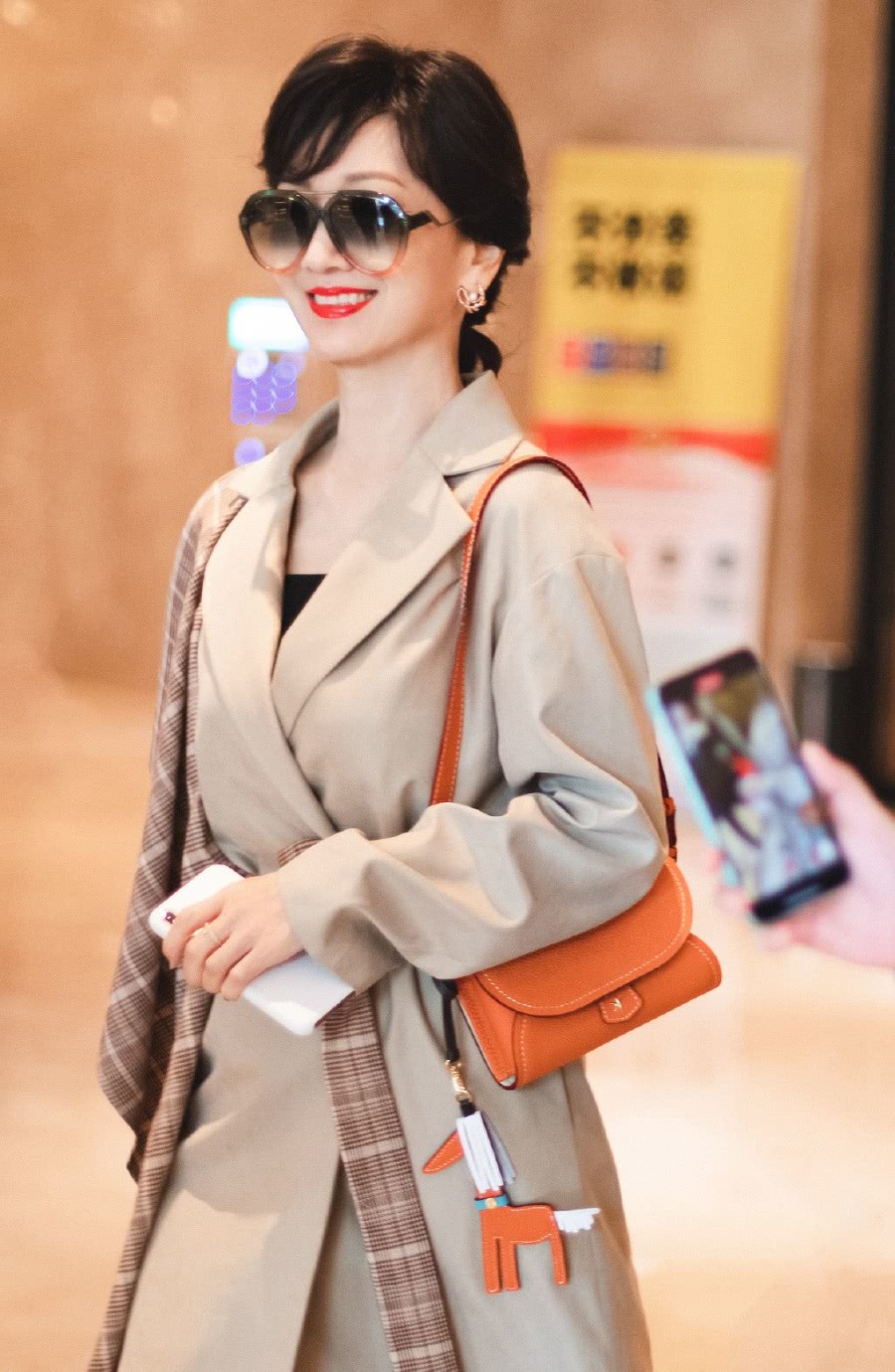 赵雅芝真是被岁月宠爱的女人,65岁穿拼接风衣戴墨镜,明艳优雅