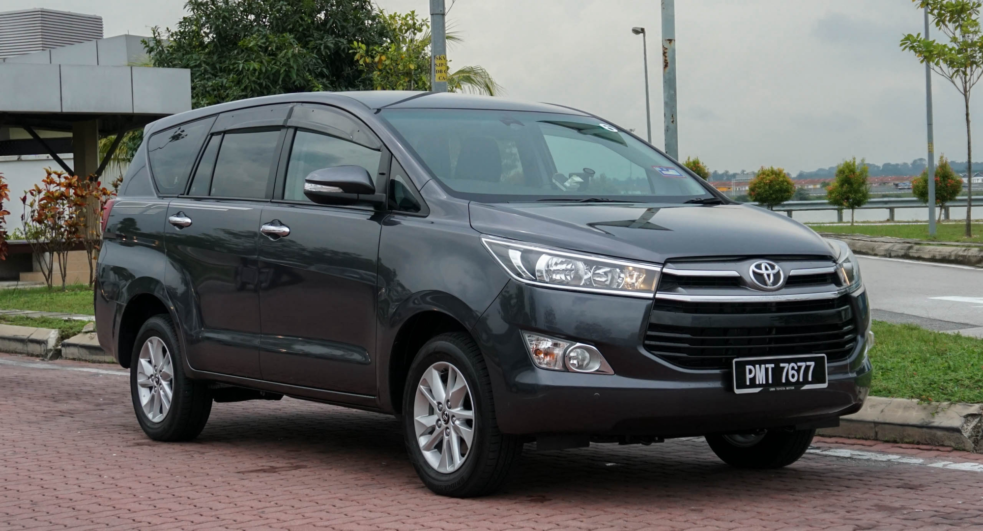 海外试驾丰田innova综合感受还算可以