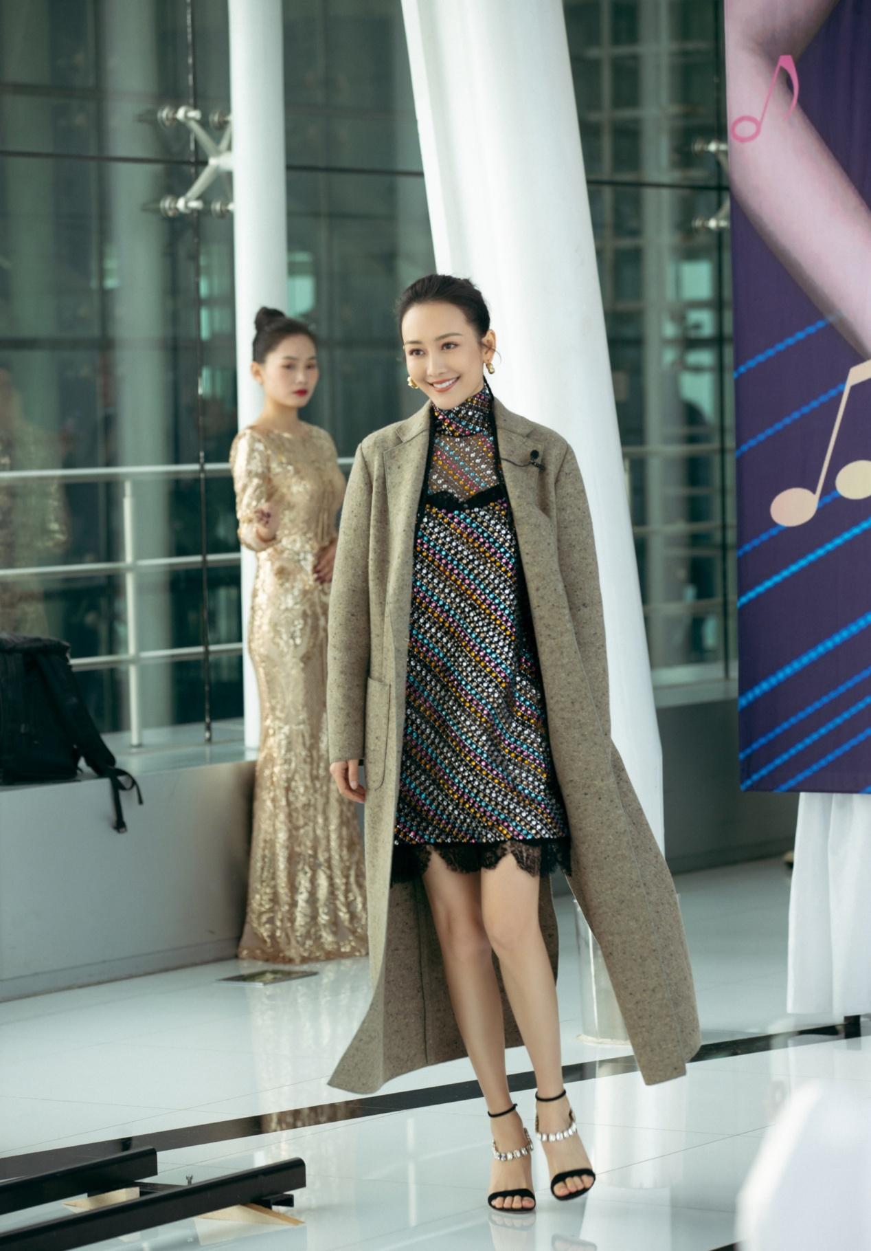 王鸥金牌柜姐鸥买噶,一身紫色露肩套装,性感大方,韵味十足