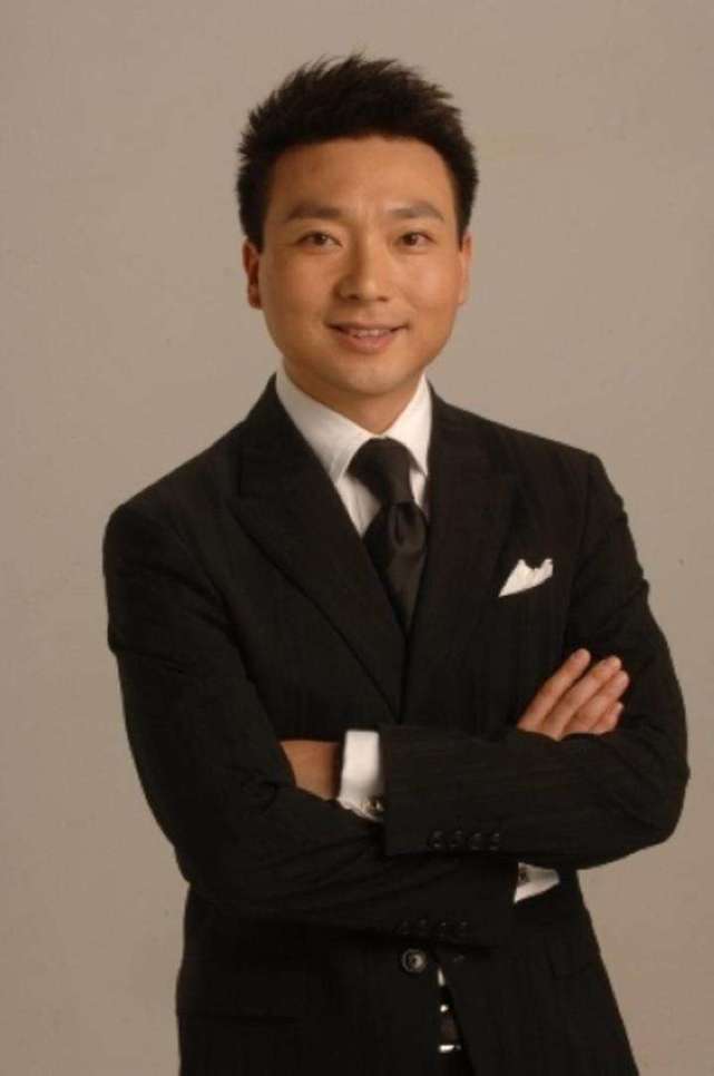 主播康辉20年前旧照曝光,中分烫发超时髦,颜值不输偶像男团