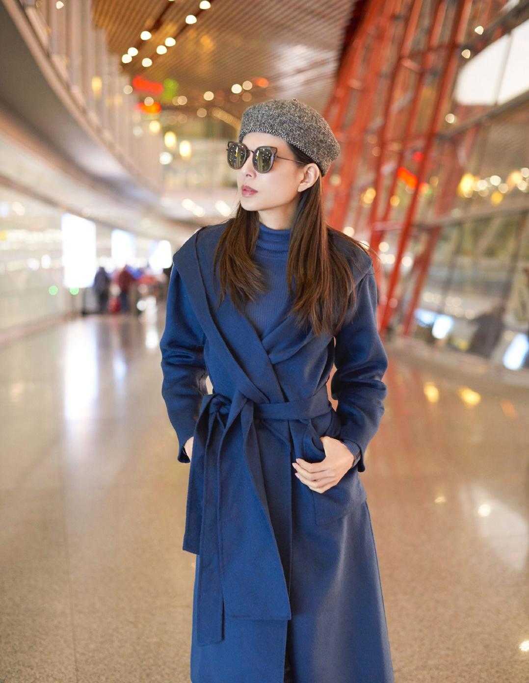 蓝色风衣搭配高领针织衫走机场,减龄时髦|李若彤|大衣|针织衫_新浪