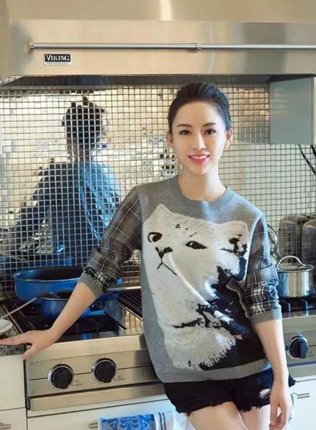 2012年丁俊晖首次在媒体面前公开女友张元元,两人因体育结缘,女友虽然