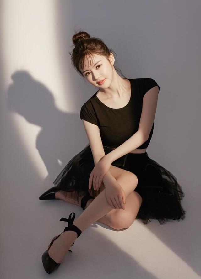 签约,性格活泼单纯,长相又甜美秀雅的她原本就深受身边人的喜爱和保护