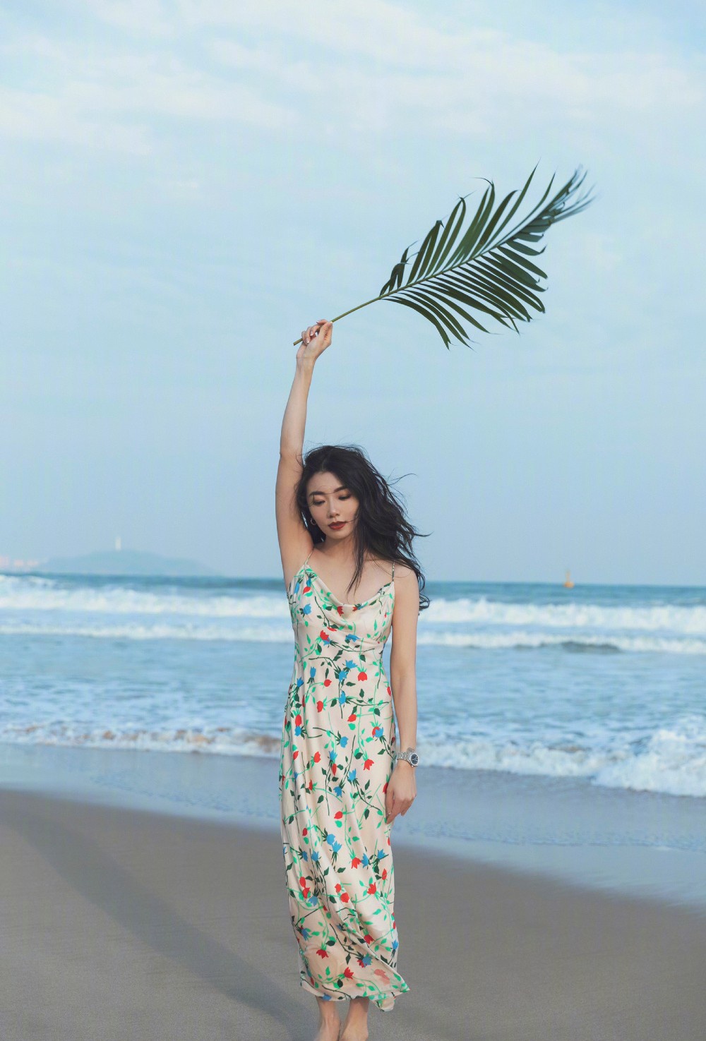 她是时尚博主,前男友还是郑恺,穿金属色抹胸裙,太有女王气场了|程晓玥