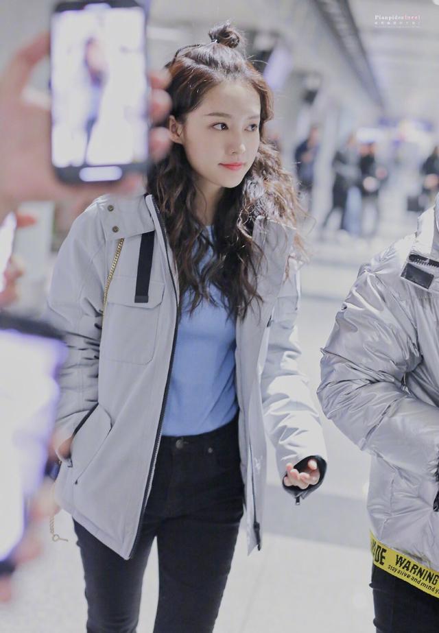 李沁灰色羽绒服穿出帅气感扎半丸子头好减龄少女感好足