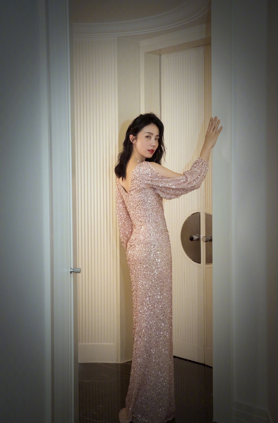 孙莉终于不低调,与丈夫黄磊一同出席活动,穿粉色亮片裙优雅高级