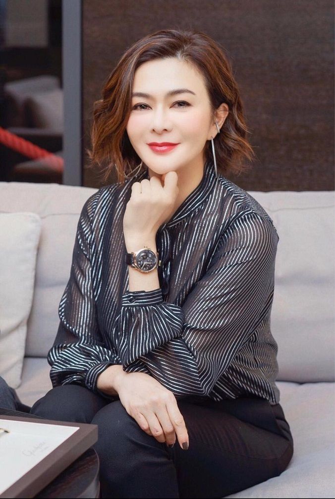 57岁的冻龄女神关之琳现身德国,身穿黑白条纹衬衫展现高贵气质