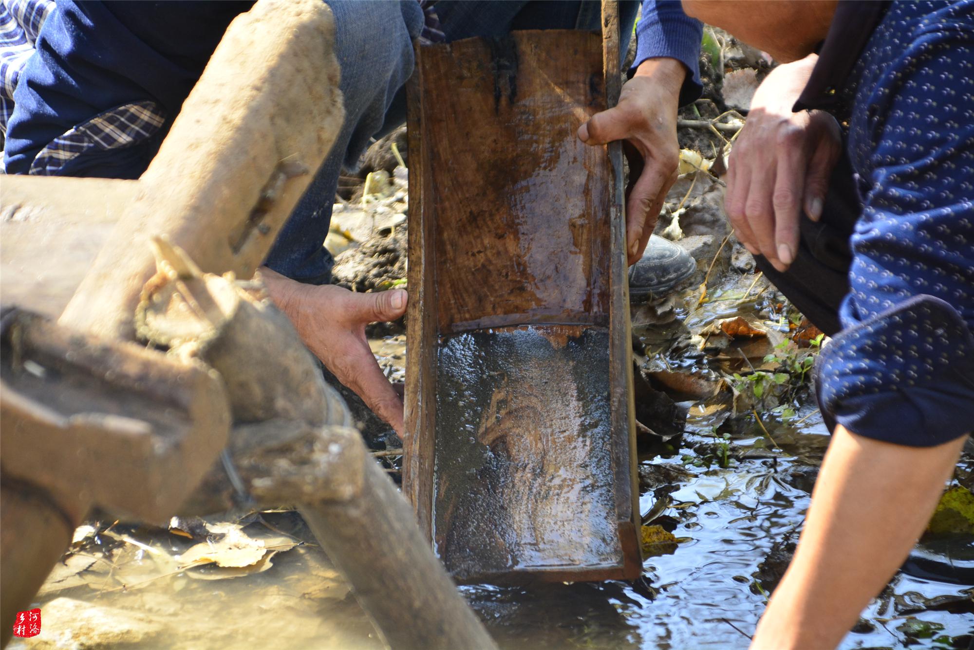 山里农民传统方法淘金,大冷天趟水洗沙子,小河沟淘出天然黄金