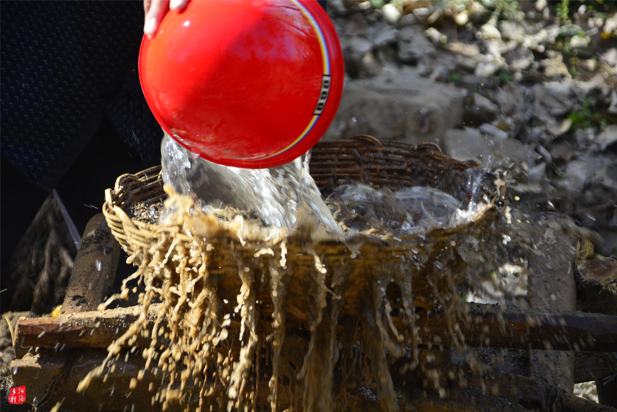 山里农民传统方法淘金,大冷天趟水洗沙子,小河沟淘出天然黄金