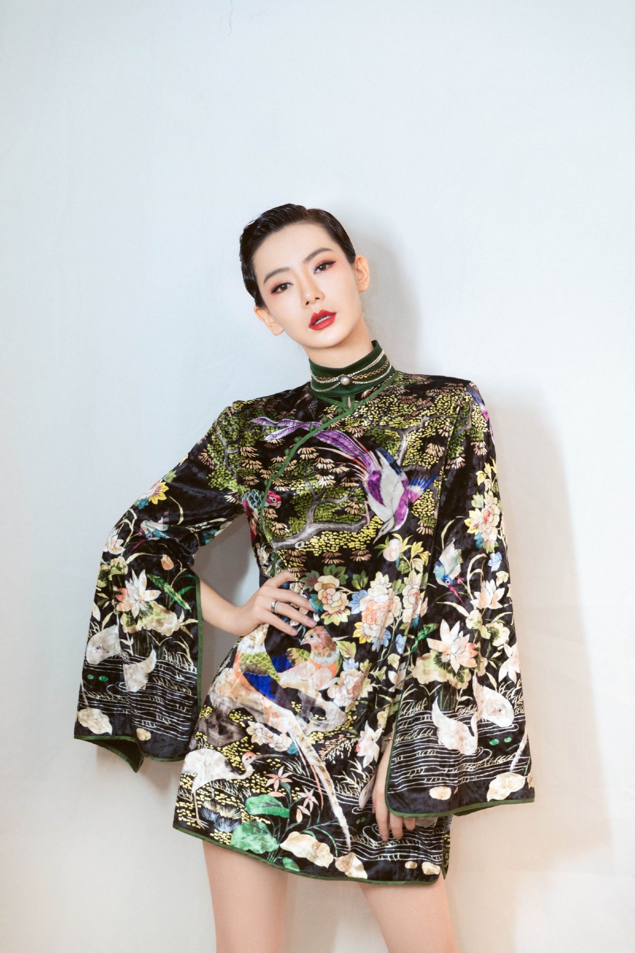 旗袍运动鞋这搭配有特点也就戚薇hold住