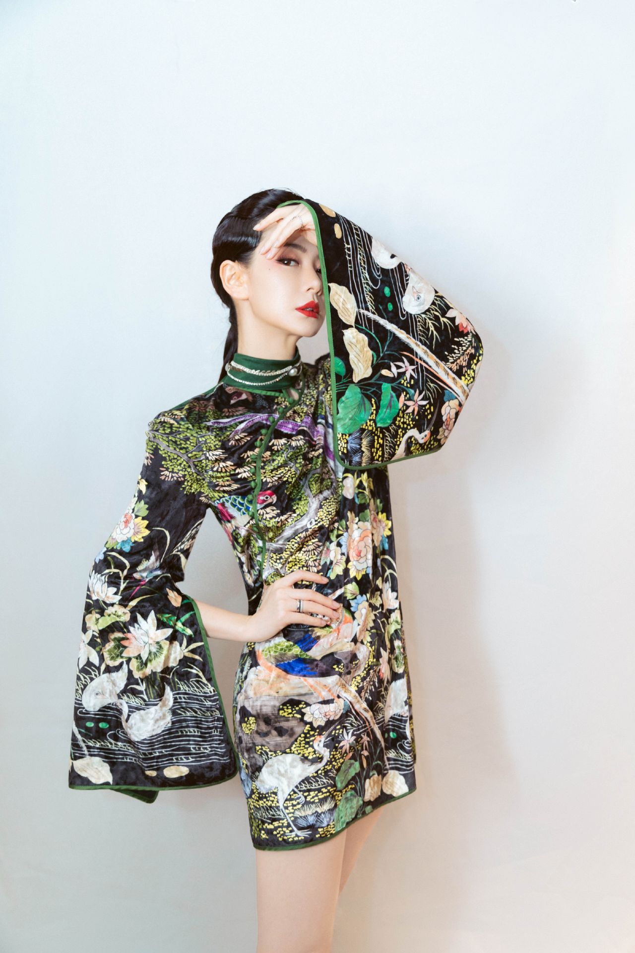 旗袍运动鞋这搭配有特点也就戚薇hold住