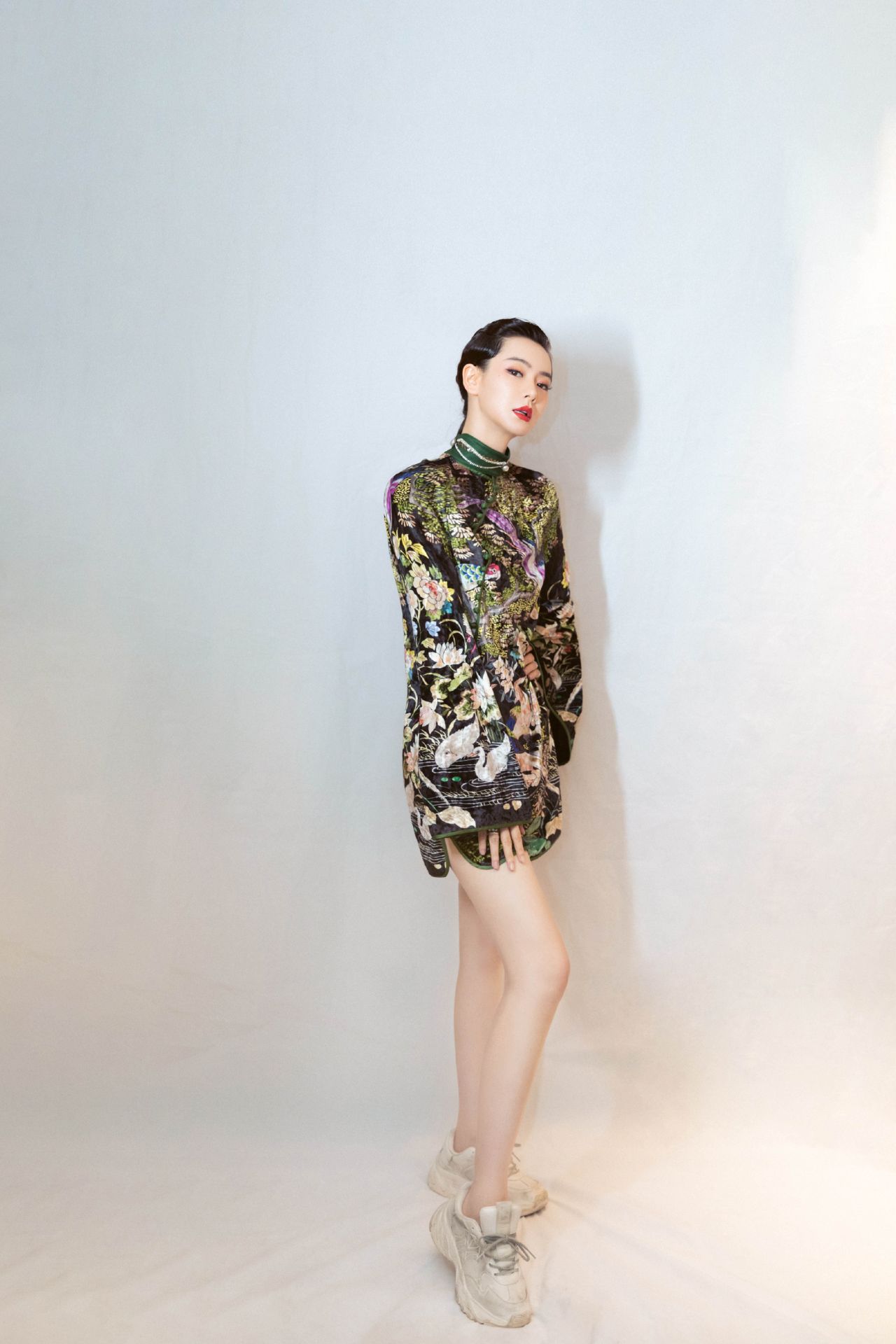 旗袍 运动鞋,这搭配有特点,也就戚薇hold住