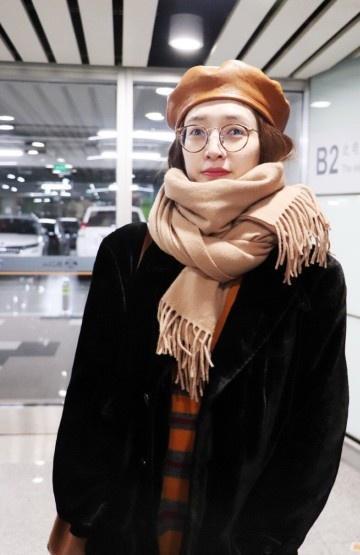 这位女明星素颜出镜,戴围巾穿大衣!看起来增重不止10斤