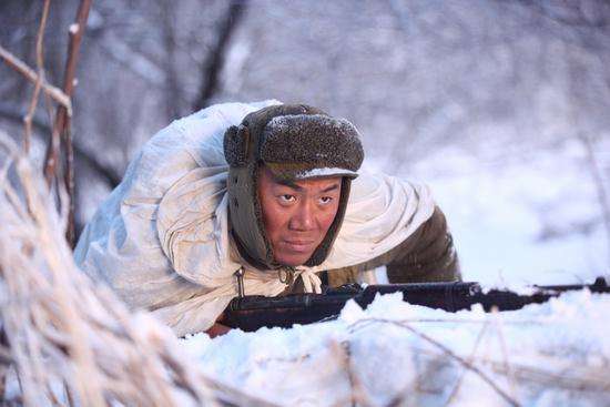 战场上奇特一幕:全连均无武器作战,只能在枪林弹雨中做同一件事