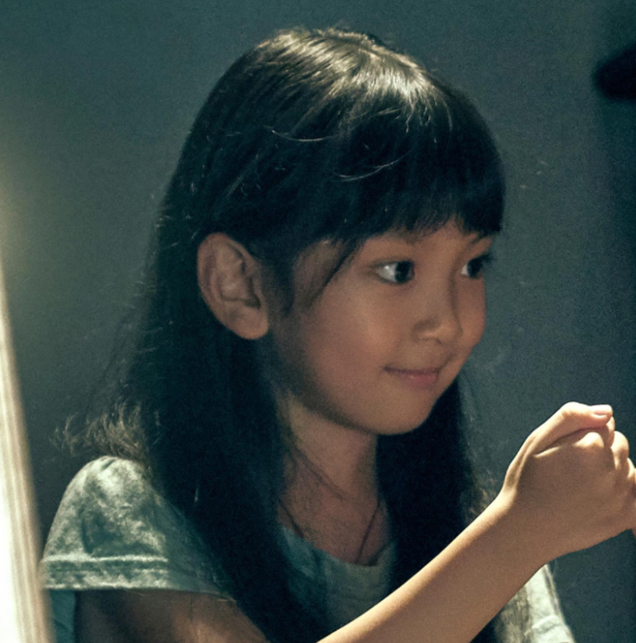 第一点,天真视角的带入. 电影中年幼的小女孩意味着什么?