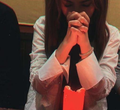 42岁杨谨华晒庆生照,低头浅笑少女感十足,老公被曝是石油富商