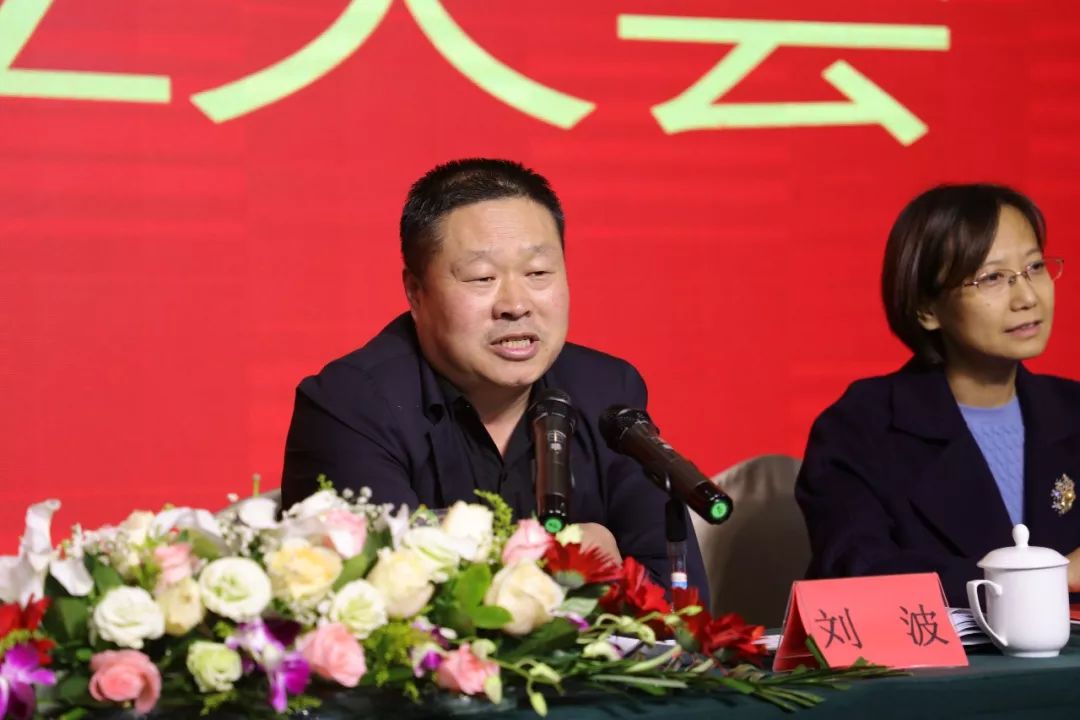 山东压油沟文旅发展集团董事长冯志刚共同为压油沟文旅集团的成立揭牌