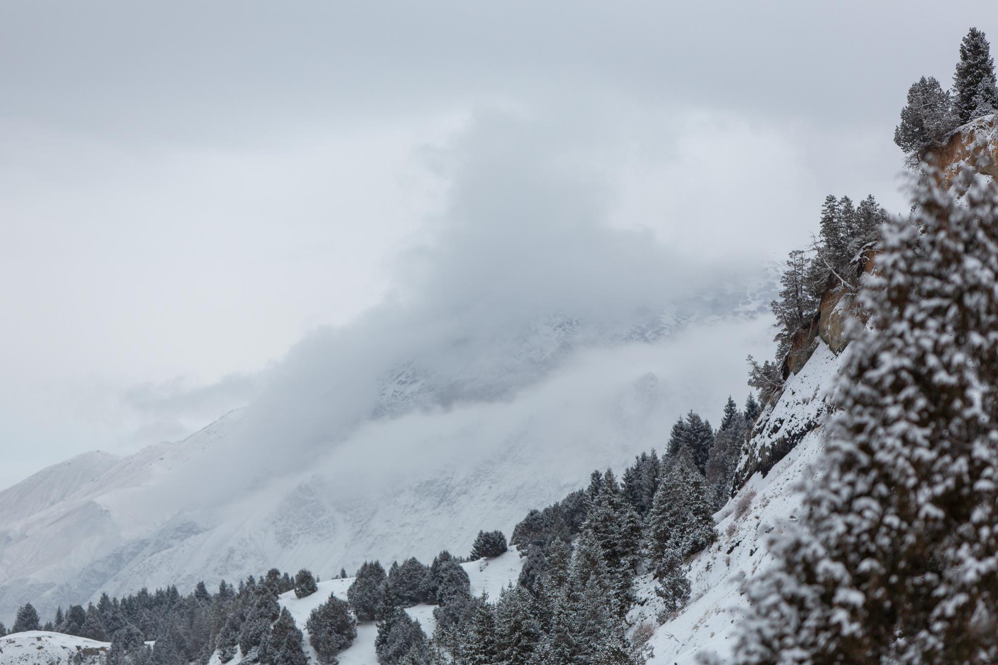中国唯一的黑色冰川,每年都会雪崩,场面十分壮观