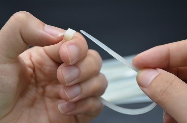 解开扎带真简单,用手碰一下这个地方,1秒就解开,看完涨知识了