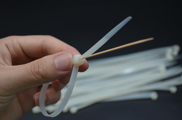 解开扎带真简单,用手碰一下这个地方,1秒就解开,看完涨知识了