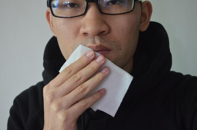 教你一个土方法,告别嘴唇干裂,水润有光泽|脱皮|季节|湿纸巾_新浪新闻