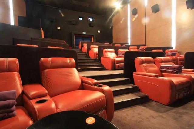 (vip厅的真皮座椅固然舒服,但价格也是水涨船高.