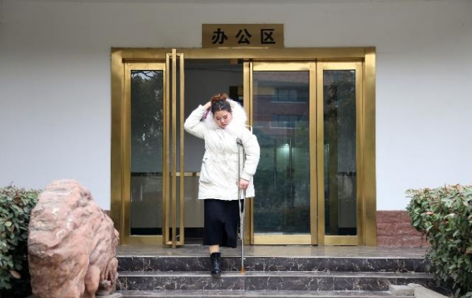 23岁独腿美女,有房有车年入60万,找个一起奋斗的男友!