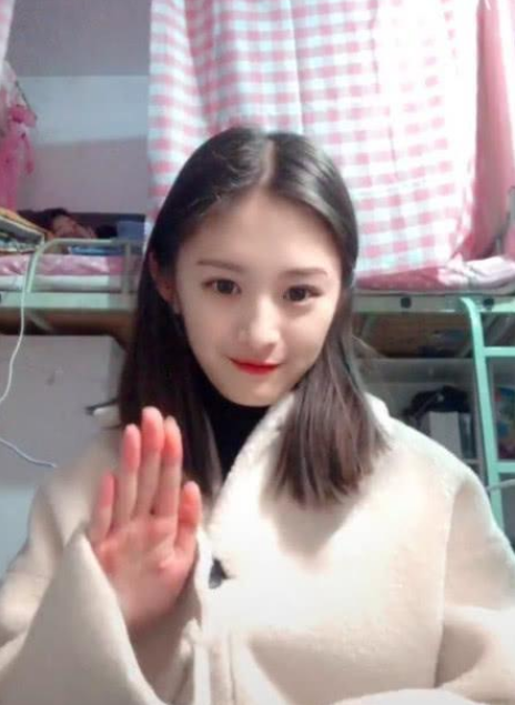 女大学生寝室自拍,上铺的室友实力抢镜,网友:山寨版杨幂!